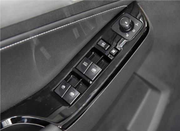 北京X3 2021款 1.5T CVT荣耀版PLUS 车厢座椅   门窗控制