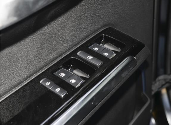 北京BJ40 2023款 2.0D 自动四驱刀锋英雄版侠客型（前后电控锁） 车厢座椅   门窗控制
