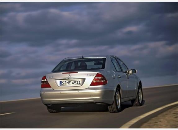 奔驰E级 2005款 E 280 外观   斜后