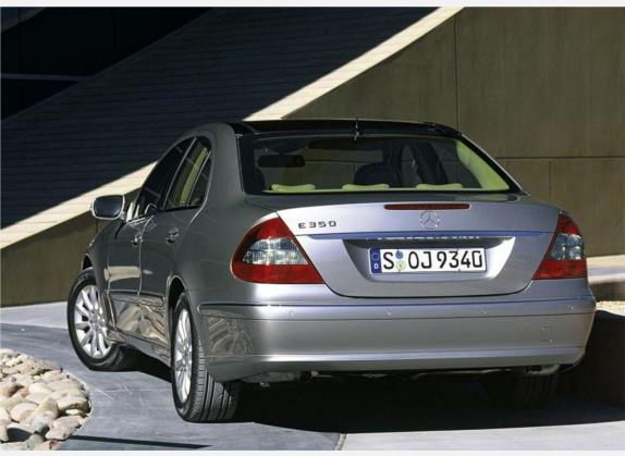 奔驰E级 2007款 E 350 时尚型 外观   斜后