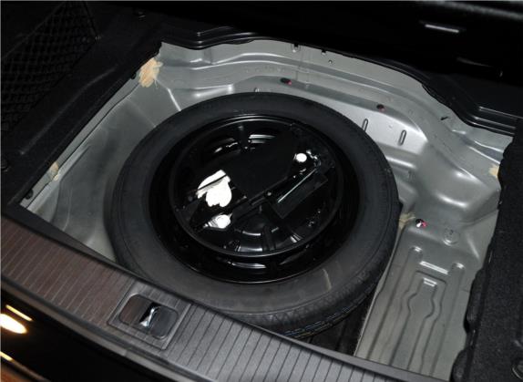 奔驰E级 2013款 E 300 L 优雅型 其他细节类   备胎