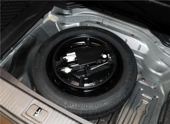 奔驰E级 2013款 E 300 L 时尚豪华型 其他细节类   备胎