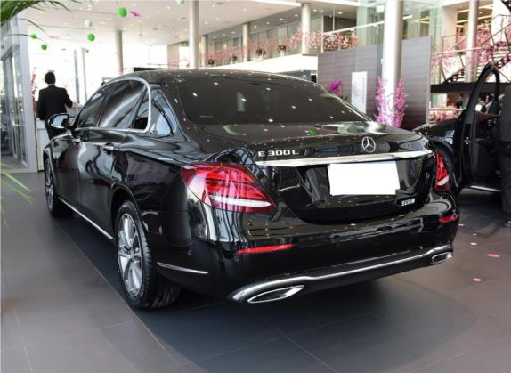 奔驰E级 2017款 E 300 L 豪华型 外观   斜后