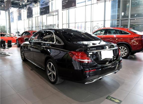奔驰E级 2018款 E 300 L 运动豪华型 外观   斜后
