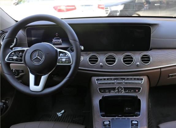 奔驰E级 2019款 E 200 L 4MATIC 中控类   驾驶位