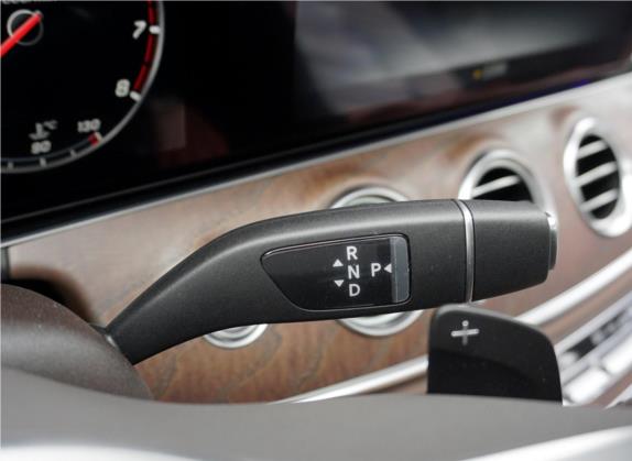 奔驰E级 2019款 E 300 L 豪华型 中控类   挡把
