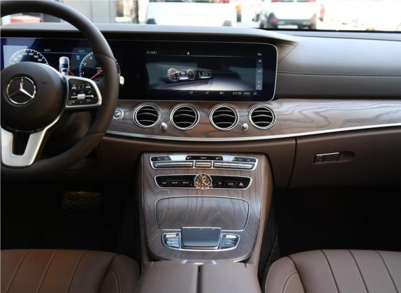 奔驰E级 2019款 E 350 L 4MATIC 中控类   中控台