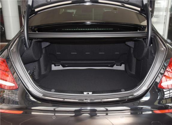 奔驰E级 2020款 E 300 L 时尚型 车厢座椅   后备厢