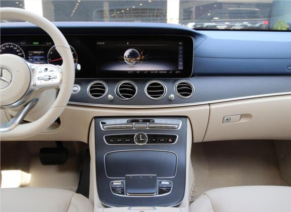 奔驰E级 2020款 E 350 L 运动型 4MATIC 中控类   中控台