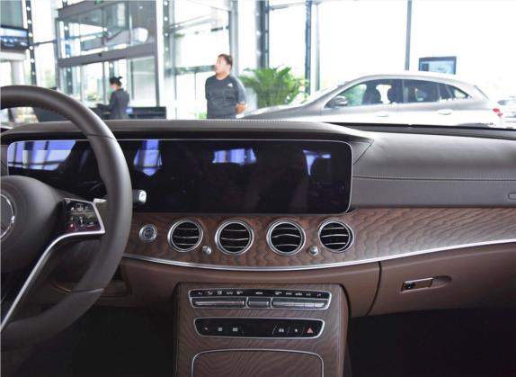 奔驰E级 2021款 E 300 L 豪华型 中控类   中控台