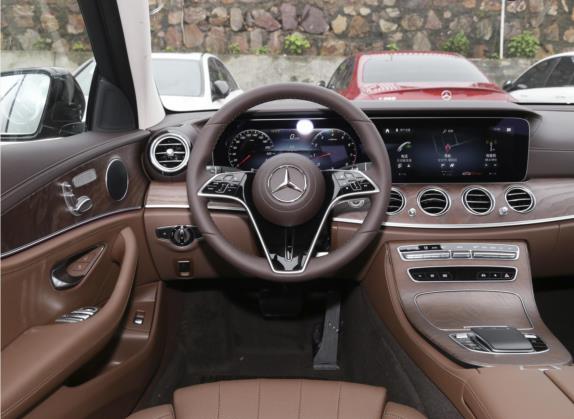 奔驰E级 2021款 改款 E 260 L 中控类   驾驶位