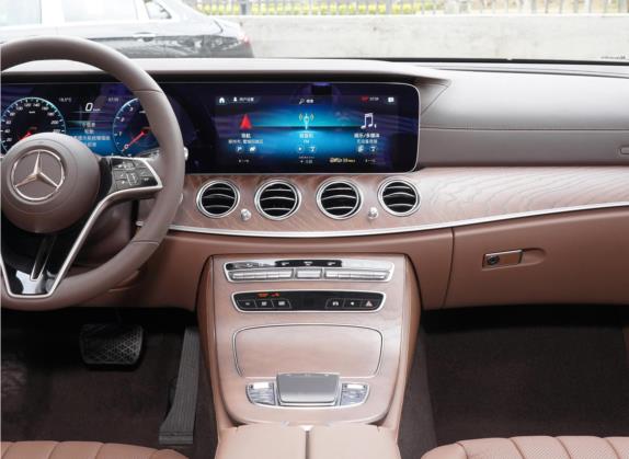 奔驰E级 2021款 改款 E 300 L 尊贵型 中控类   中控台
