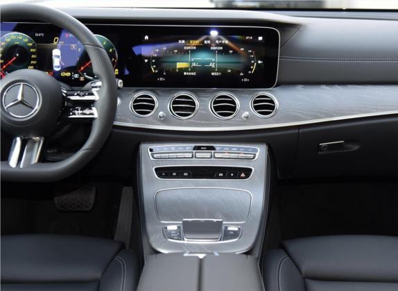 奔驰E级 2022款 E 260 L 运动型 中控类   中控台