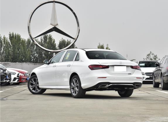 奔驰E级 2022款 E 300 L 运动时尚型 外观   斜后