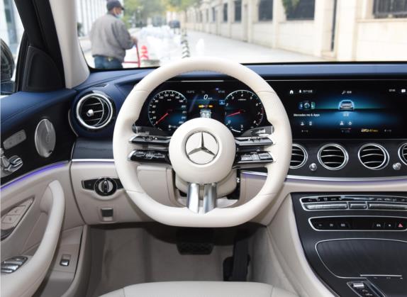 奔驰E级 2022款 E 300 L 运动豪华型 中控类   驾驶位