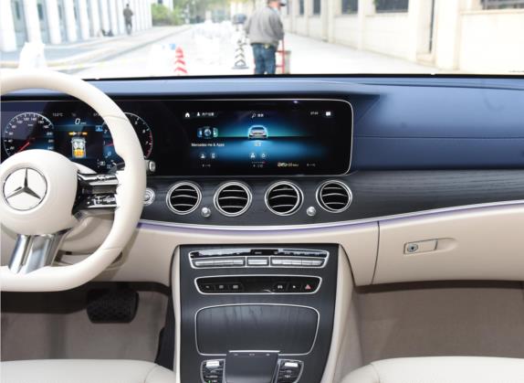 奔驰E级 2022款 E 300 L 运动豪华型 中控类   中控台