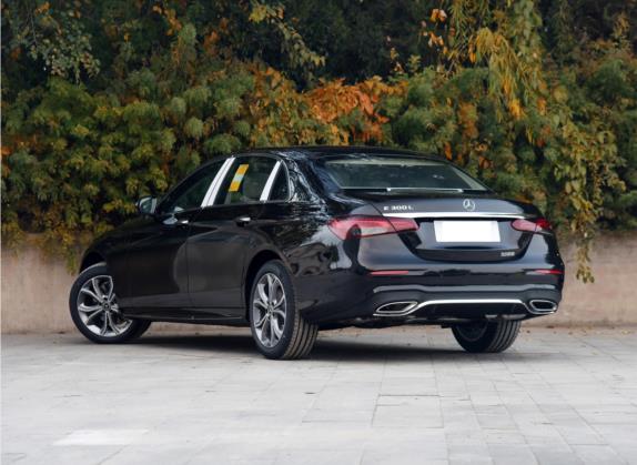 奔驰E级 2022款 E 300 L 运动豪华型 外观   斜后