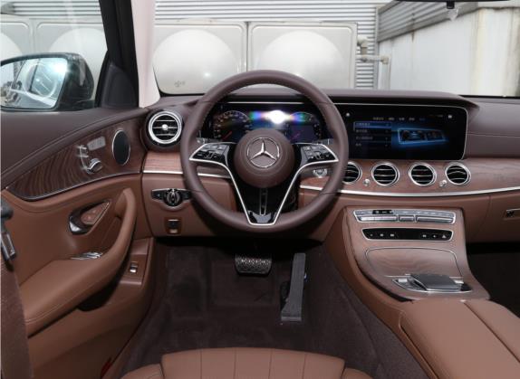 奔驰E级 2022款 E 260 L 4MATIC 中控类   驾驶位
