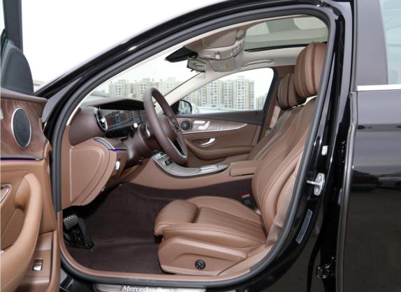 奔驰E级 2022款 E 260 L 4MATIC 车厢座椅   前排空间