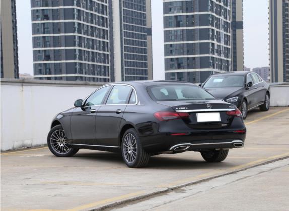 奔驰E级 2022款 E 260 L 4MATIC 外观   斜后
