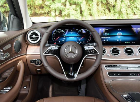 奔驰E级 2022款 E 300 L 时尚型 中控类   驾驶位