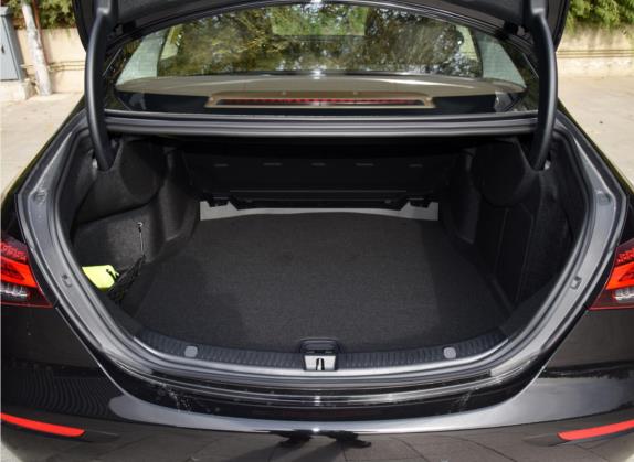 奔驰E级 2022款 E 300 L 时尚型 车厢座椅   后备厢