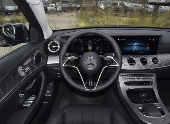 奔驰E级 2022款 改款 E 300 L 时尚型 中控类   驾驶位