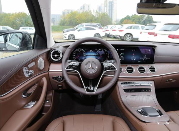 奔驰E级 2022款 改款 E 300 L 豪华型 中控类   驾驶位