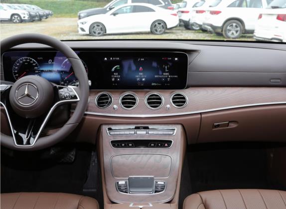 奔驰E级 2022款 改款 E 300 L 豪华型 中控类   中控台