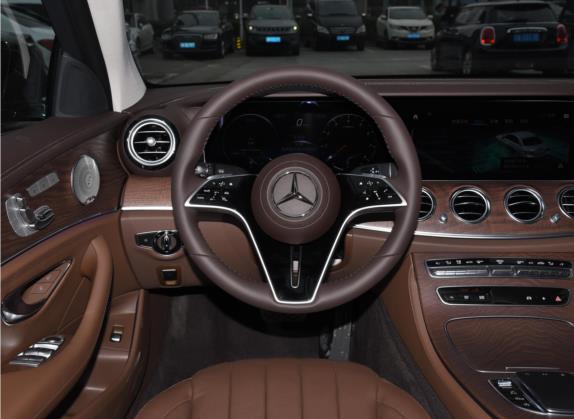 奔驰E级 2022款 改款 E 300 L 尊贵型 中控类   驾驶位