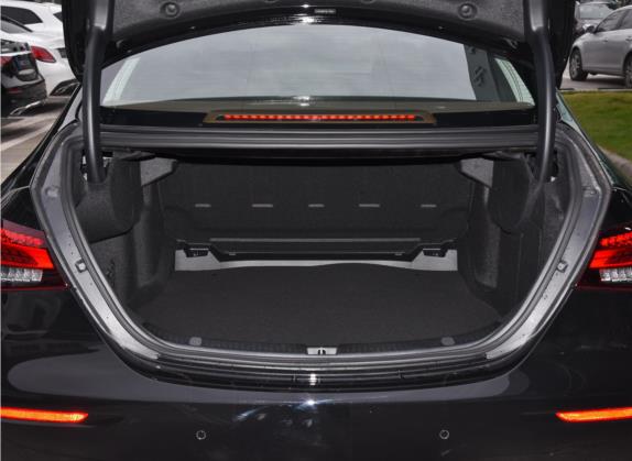 奔驰E级 2022款 改款 E 300 L 尊贵型 车厢座椅   后备厢