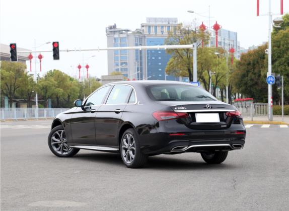 奔驰E级 2022款 改款二 E 300 L 运动时尚型 外观   斜后