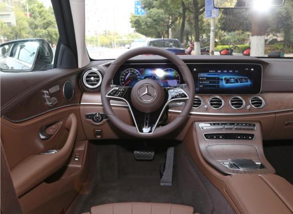 奔驰E级 2022款 改款 E 260 L 中控类   驾驶位