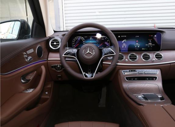 奔驰E级 2022款 改款二 E 300 L 时尚型 中控类   驾驶位