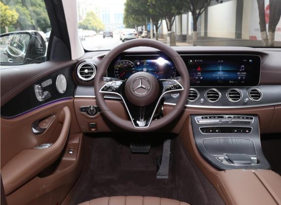 奔驰E级 2022款 改款二 E 300 L 尊贵型 中控类   驾驶位