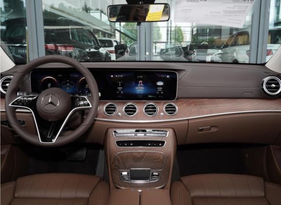 奔驰E级 2022款 改款二 E 260 L 4MATIC 中控类   中控台