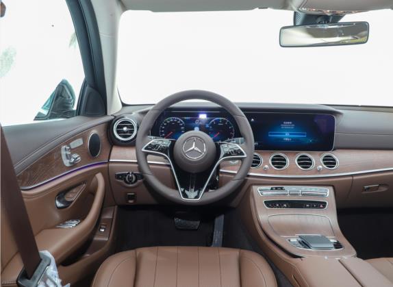奔驰E级 2022款 改款三 E 300 L 时尚型 中控类   驾驶位