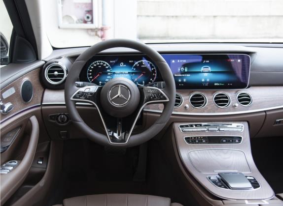 奔驰E级 2023款 E 260 L 中控类   驾驶位