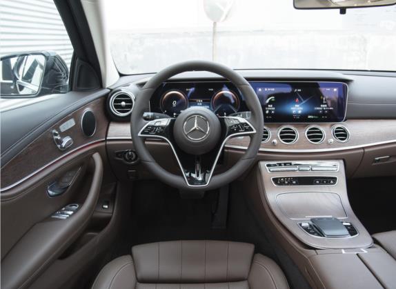 奔驰E级 2023款 E 260 L 4MATIC 中控类   驾驶位