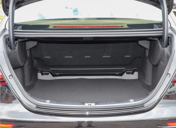 奔驰E级 2023款 E 300 L 时尚型 车厢座椅   后备厢