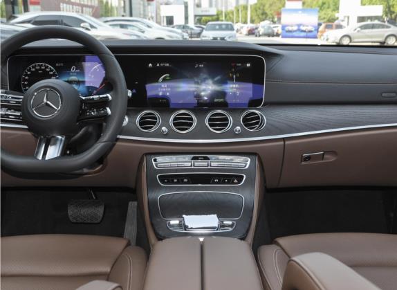 奔驰E级 2023款 E 300 L 运动时尚型 中控类   中控台