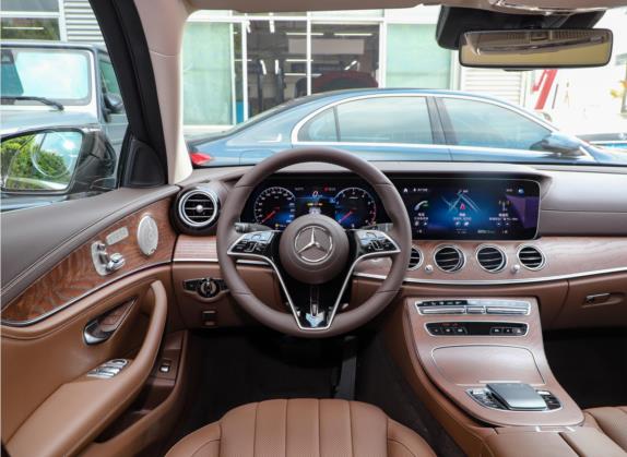 奔驰E级 2023款 E 300 L 尊贵型 中控类   驾驶位
