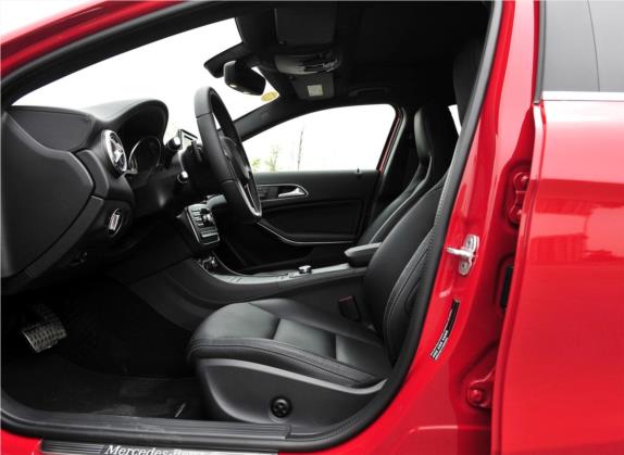 奔驰GLA 2015款 GLA 260 4MATIC 运动型 车厢座椅   前排空间