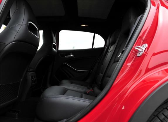 奔驰GLA 2015款 GLA 260 4MATIC 运动型 车厢座椅   后排空间