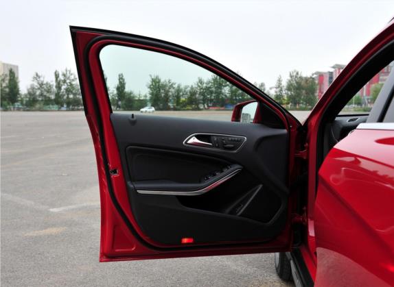 奔驰GLA 2015款 GLA 260 4MATIC 运动型 车厢座椅   前门板