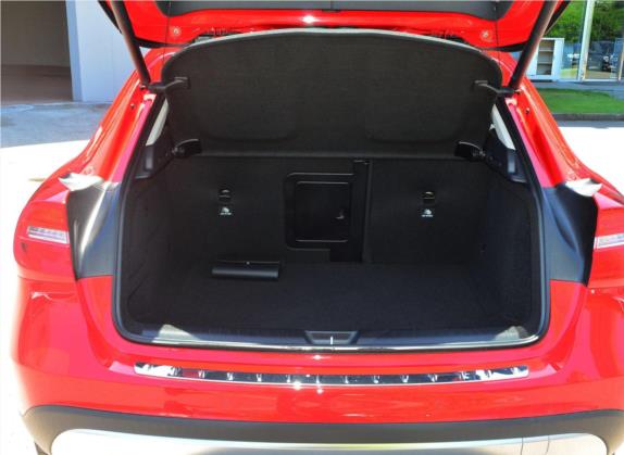 奔驰GLA 2015款 GLA 220 4MATIC 豪华型 车厢座椅   后备厢