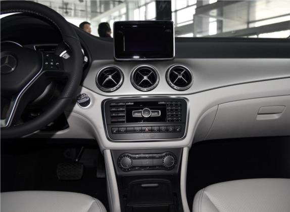 奔驰GLA 2015款 GLA 220 4MATIC 时尚型 中控类   中控台