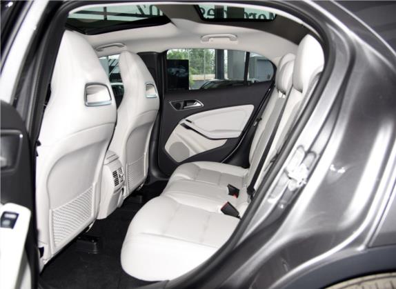 奔驰GLA 2015款 GLA 220 4MATIC 时尚型 车厢座椅   后排空间