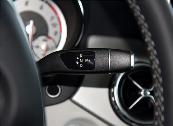 奔驰GLA 2015款 GLA 220 4MATIC 时尚型 中控类   挡把