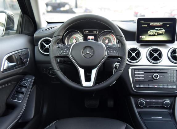 奔驰GLA 2016款 GLA 220 4MATIC 时尚型 中控类   驾驶位